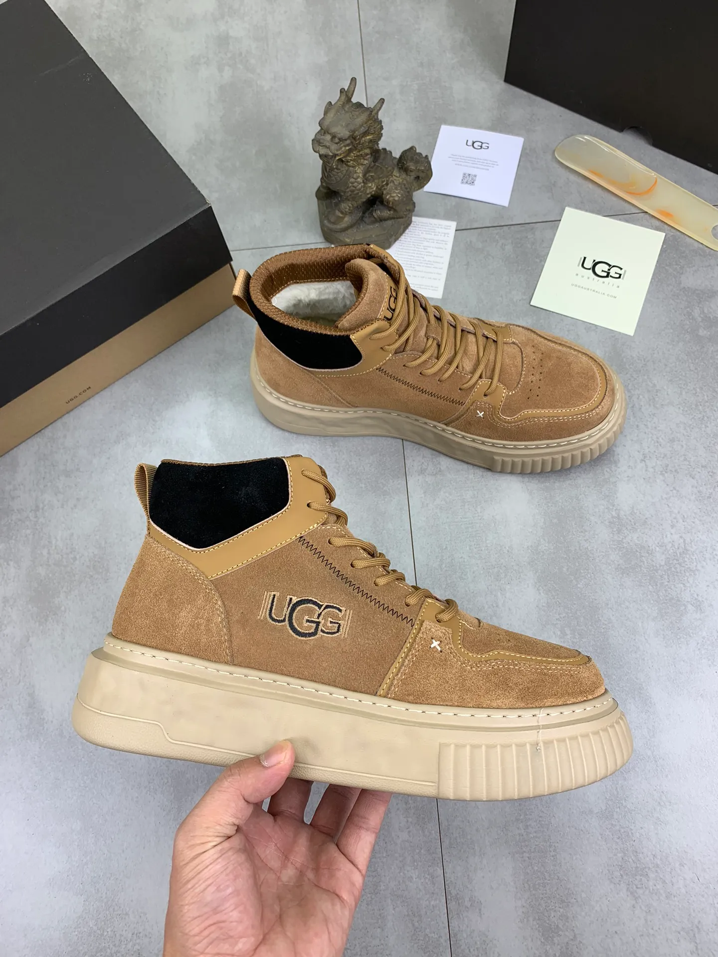 Men's shoes 💰P640 [New style] 💰 🆘 "Real wool" [UGG] 👉The popular men's shoes are synchronized with the official website 🔰The quality of the genuine products [satisfied] is not comparable to the imitations in the general market 🌀The upper is imported Italian frosted cowhide, and the lining is: foot pad 🅰️ grade 🐑Real wool👻Only Grade A can show the effect The hand feels smooth and delicate 🔱The shoe shape is grand, only genuine manufacturers can achieve it 🎄The perfect toughness of the original outsole 👻⬛️ can allow customers to bid farewell to one-time consumption. Real wool lining, super warm. Available in brown or gray. Number of yards: 39-44